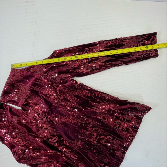 NWT Alexia Admor Sequin Velvet Cold Shoulder Top V-Neck Burgundy Sz M - Picture 13 of 16